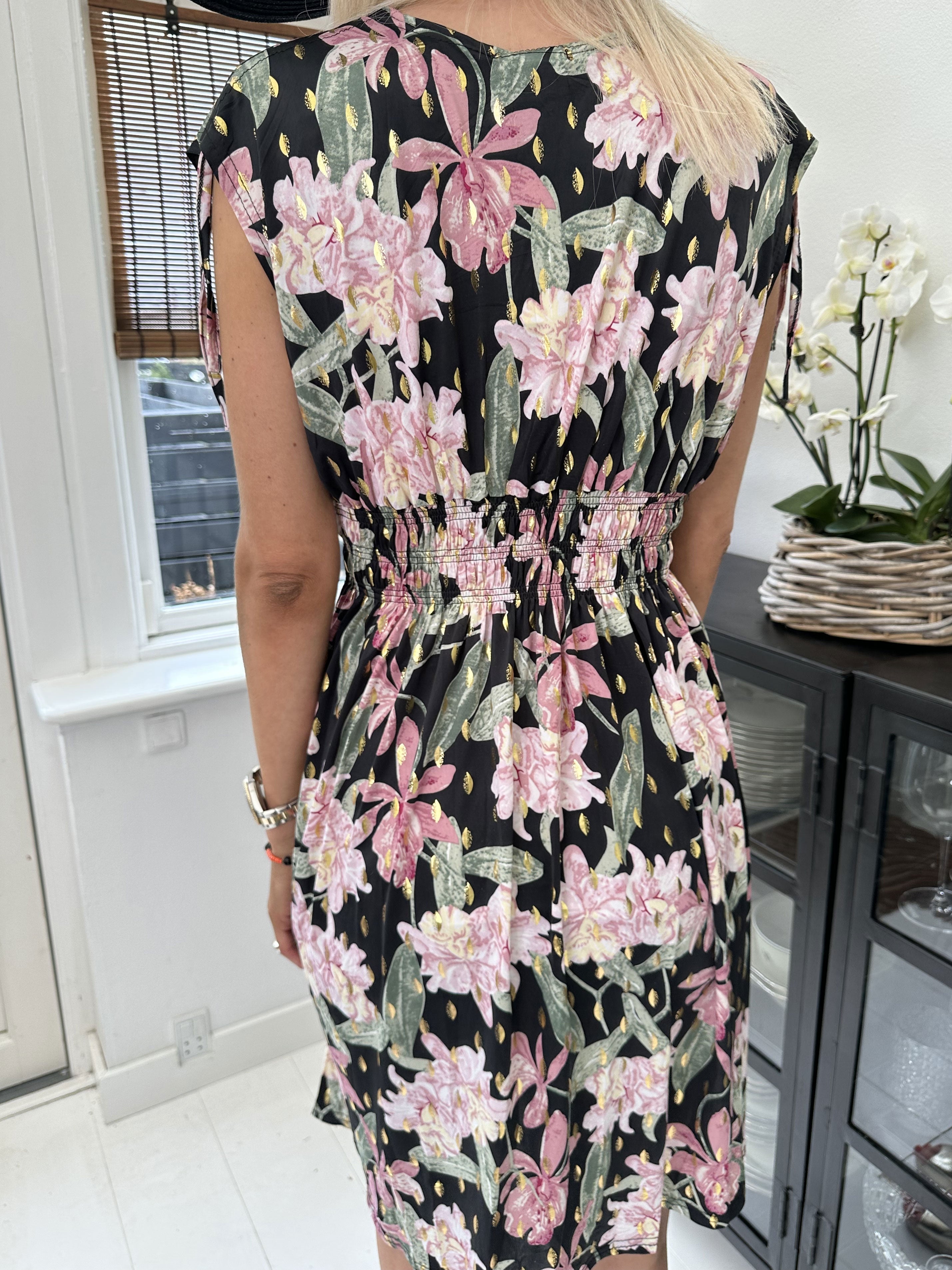 Pams Flower Short - Kort elastisk klänning i rynkfritt tyg